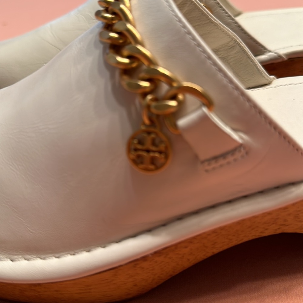 New Tory Burch Ivory Mini Benton Clogs with Gold Charm. Size 8.5. - Picture 4 of 7